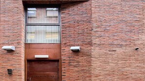 Un edificio de ladrillo con una puerta metálica grande que dice "FINLAY'S YARD".