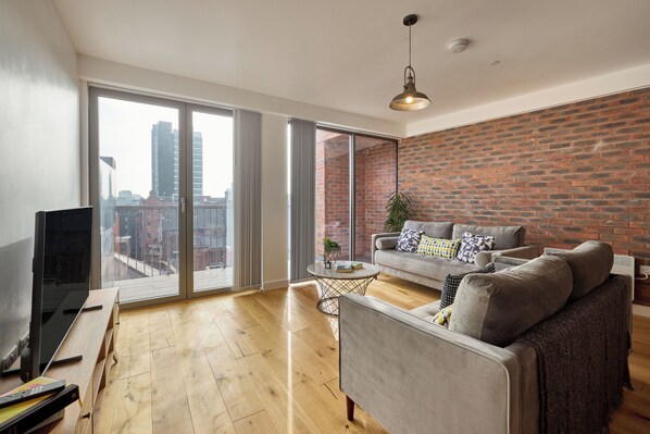 Design Apartment | Living area | 32-inch Smart TV with satellite channels