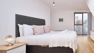 2 bedrooms, desk, free wired internet, bed sheets