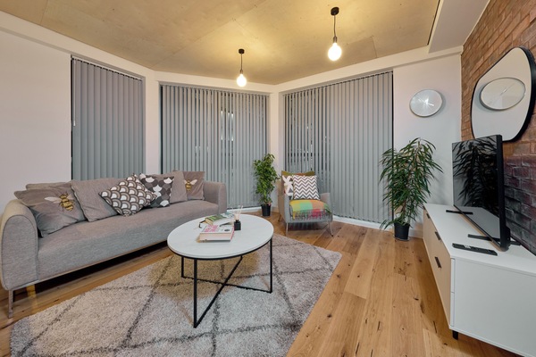 Großer Kühlschrank, Mikrowelle, Ofen, Herdplatte