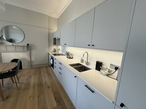 Fridge, microwave, oven, dishwasher - Ranelagh By Pureserviced (Plymouth)