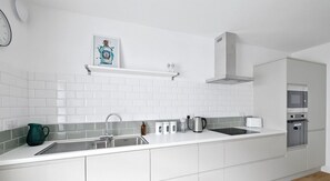 Refrigerador, microondas, horno y lavavajillas 