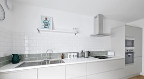 Refrigerador, microondas, horno y lavavajillas