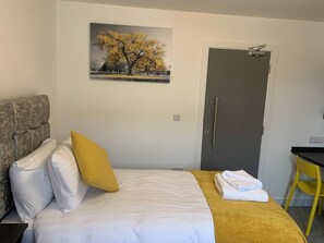 1 dormitorio, escritorio, tabla de planchar con plancha y wifi gratis