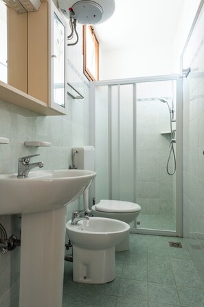 Apartment, 2 Schlafzimmer, Balkon | Badezimmer
