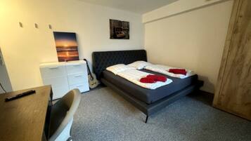 1 slaapkamer, een bureau, wifi, beddengoed