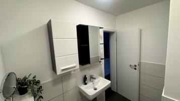 Een haardroger, handdoeken