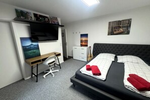 1 bedroom, desk, WiFi, bed sheets - City Center Room "Zuse" with kitchen in the city center (Badestube 6)