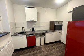 Fridge, oven, stovetop, dishwasher - City Center Room "Zuse" with kitchen in the city center (Badestube 6)