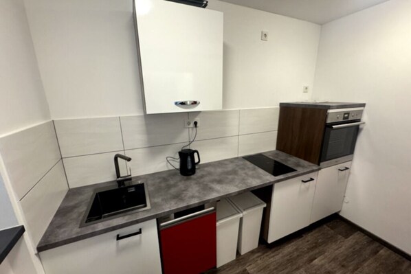 Fridge, oven, stovetop, dishwasher - City Center Room "Zuse" with kitchen in the city center (Badestube 6)