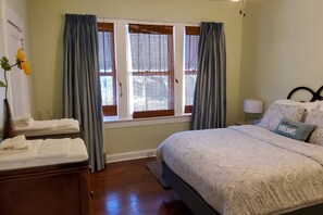 3 bedrooms, desk, iron/ironing board, travel cot - Super Comfy2or3 bedroom house,with Kitchen,Dinning,livingroom, office/play area. (Asheville)