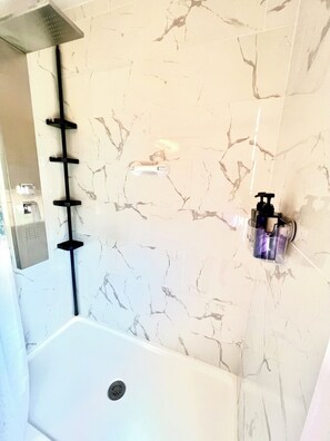 Een douche, een haardroger, handdoeken, zeep