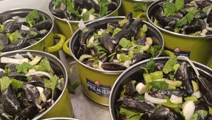 Multiple pots of mussels with vegetables and herbs. - ' t Bed en tafel (Avelgem)