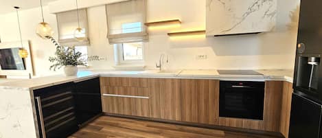 Frigorífic, microones, forn i placa de cuina