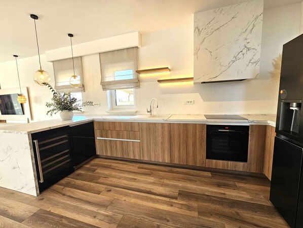 Fridge, microwave, oven, stovetop