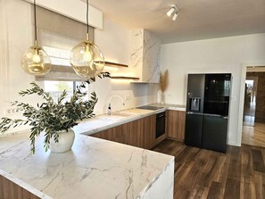 Fridge, microwave, oven, stovetop - Villa with swimming pool (Kras)