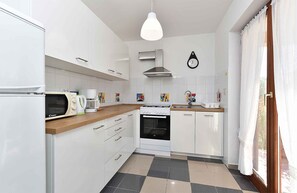 Kühlschrank, Mikrowelle, Ofen, Herdplatte