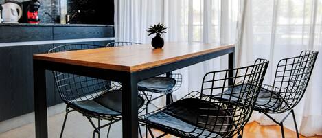 Comfort-studio, parveke, kaupunkinäköala | Oleskelualue | 50–tuumainen äly-TV, jossa digitaalikanavat