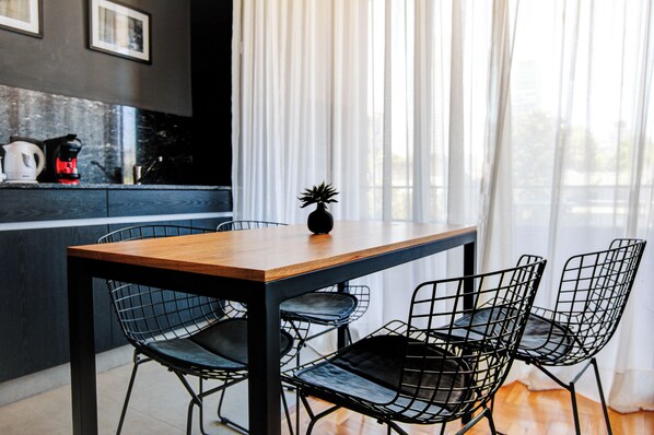 Studio – comfort, balkong, byutsikt | Oppholdsområde | En 50-tommers smart-TV med digitale kanaler