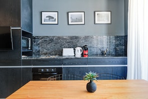 Mikrobølgeovn, ovn, kokeplater og kaffetrakter/tekoker