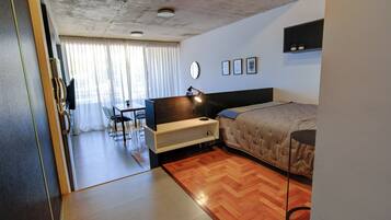 Tabla de planchar con plancha, wifi gratis y ropa de cama