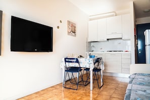 Apartamento, 1 quarto, sacada, vista para o oceano | Comodidades do quarto