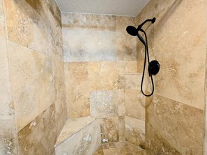 Ducha, secador de pelo, toallas, jabón