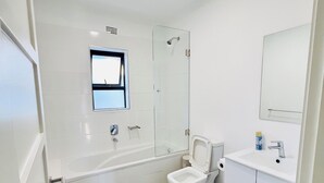 Une salle de bain moderne avec une baignoire, des toilettes et un lavabo.