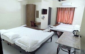 Classic Quadruple Room | Free WiFi - MATHA TOURIST HOME (Thiruvananthapuram)