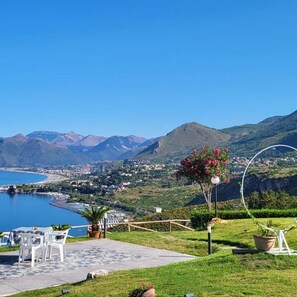 Outdoor dining - Villa Luna by the sea in Calabria (San Nicola Arcella)