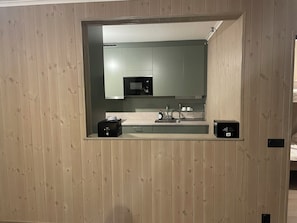 Wasserkocher mit Kaffee-/Teezubehör, Kühlschrank, Mikrowelle, Ofen