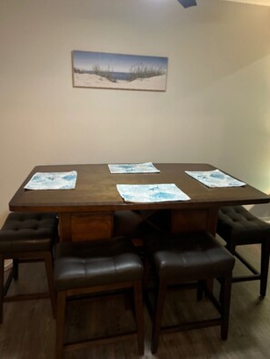 Dining - Charming 3-bedroom, 2 bath condo, fully furnished in marvelous St. Simons Island (St. Simons Island)