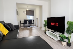 House | Living area | TV - Dartford - 3 Bed House- Sleeps7 - Garden (Dartford)