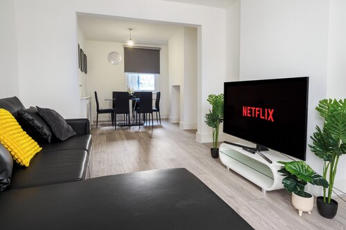 Dartford - 3 Bed House- Sleeps7 - Garden