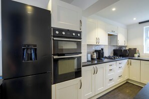 House | Private kitchen | Fridge, microwave, oven, stovetop - Dartford - 3 Bed House- Sleeps7 - Garden (Dartford)