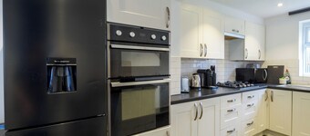 Dartford - 3 Bed House- Sleeps7 - Garden