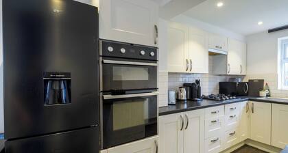 Dartford - 3 Bed House- Sleeps7 - Garden