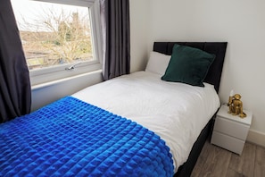 House | 3 bedrooms, iron/ironing board, free WiFi, bed sheets - Dartford - 3 Bed House- Sleeps7 - Garden (Dartford)