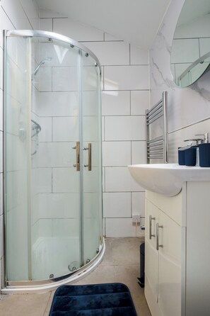 House | Bathroom | Shower, towels - Dartford - 3 Bed House- Sleeps7 - Garden (Dartford)