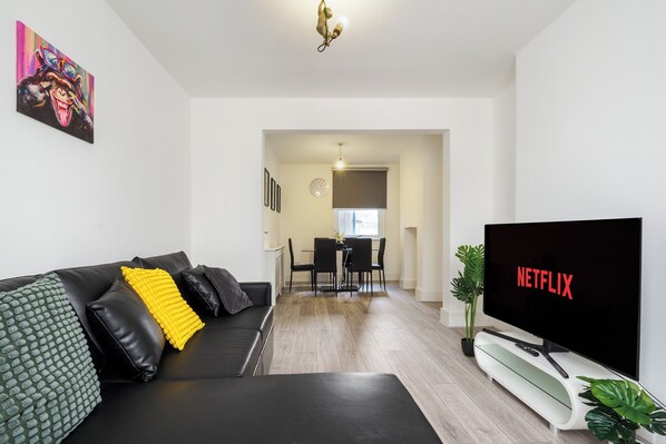 House | Living area | TV - Dartford - 3 Bed House- Sleeps7 - Garden (Dartford)