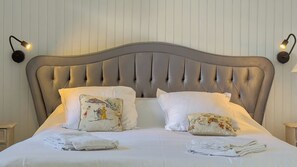 4 bedrooms, desk, iron/ironing board, travel cot