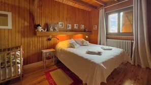 4 habitaciones, escritorio y tabla de planchar con plancha