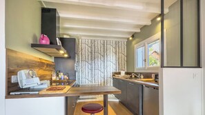Een koelkast, een magnetron, een oven, een kookplaat