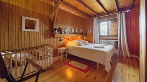 4 slaapkamers, een bureau, een strijkplank/strijkijzer, reisbedje