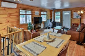 TV, fireplace, video games, stereo - Colonels Cabin Sauna Fireplace Mountain Views (Lanesville)
