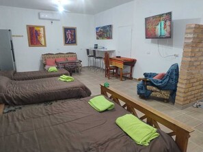 1 habitación, wifi y ropa de cama