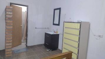 Een douche, een haardroger, een bidet, handdoeken