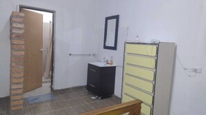 Regadera, secadora de cabello, bidet, toallas