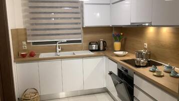 Superior Apartment, 4 Bedrooms, Pool View | Private kitchen | Cookware/dishes/utensils