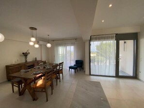 Căn hộ Superior, 4 phòng ngủ, quang cảnh hồ bơi | Khu vực ăn uống tại phòng